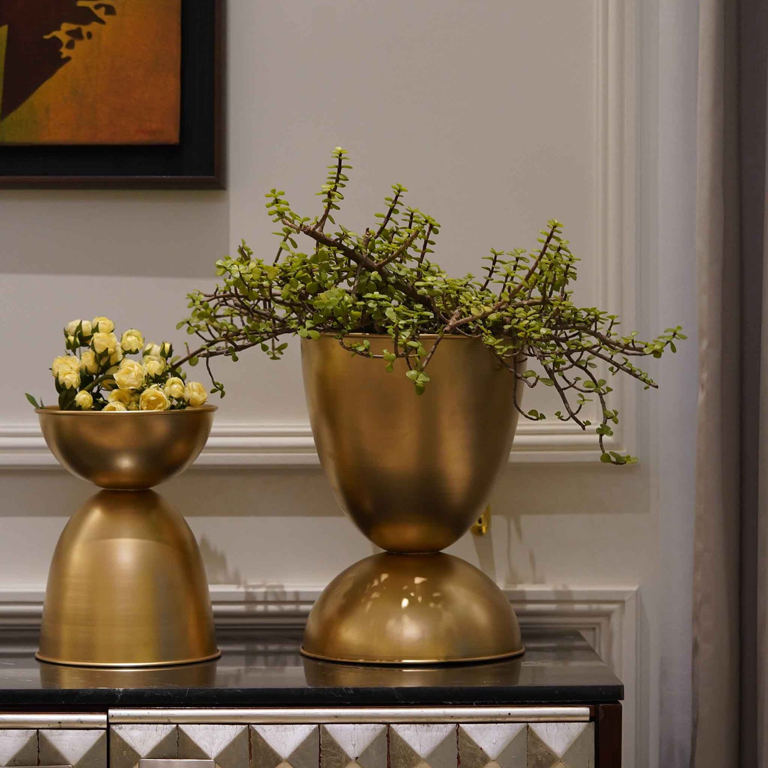 Set of 2 large planters in golden color.