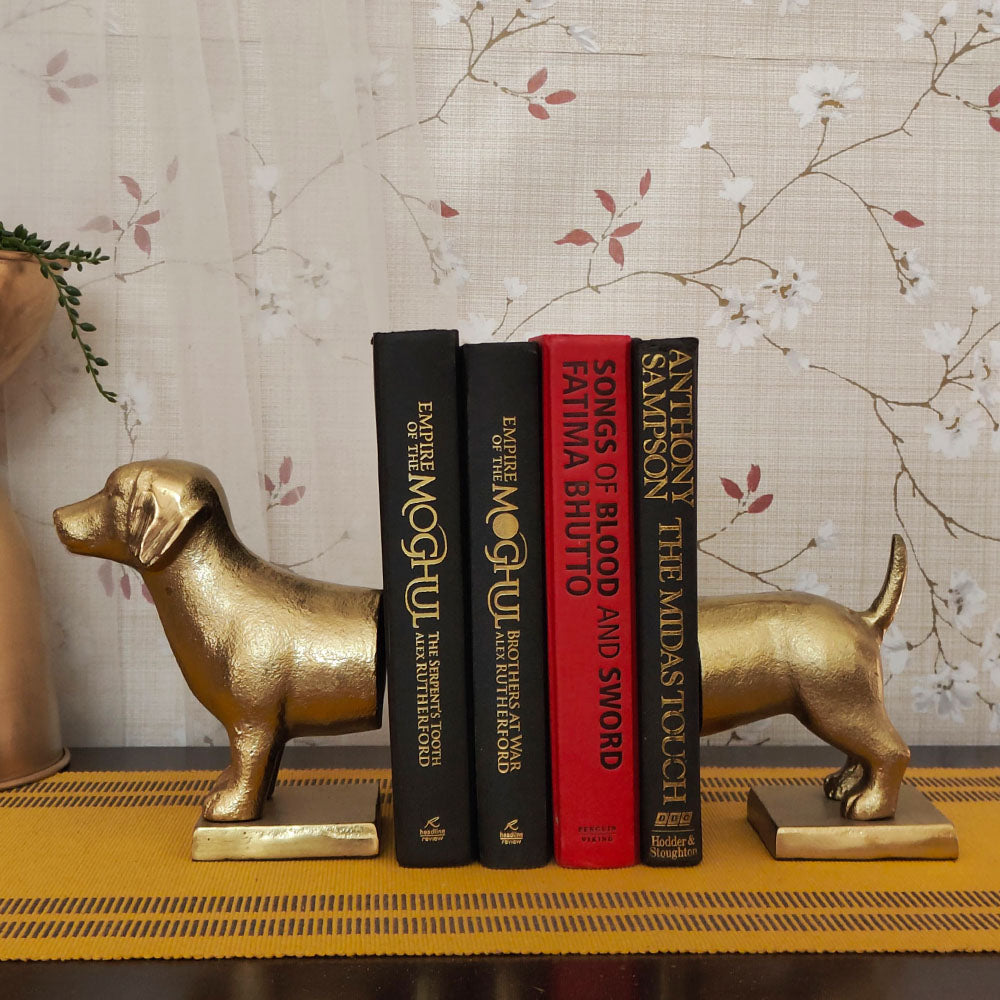 Bookend in design of a dog split in two parts with 4 books in between.